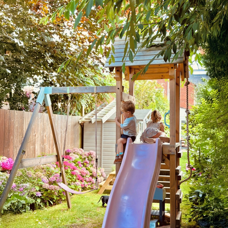 Jeux d’apprentissage avec structures d’escalade et balançoires